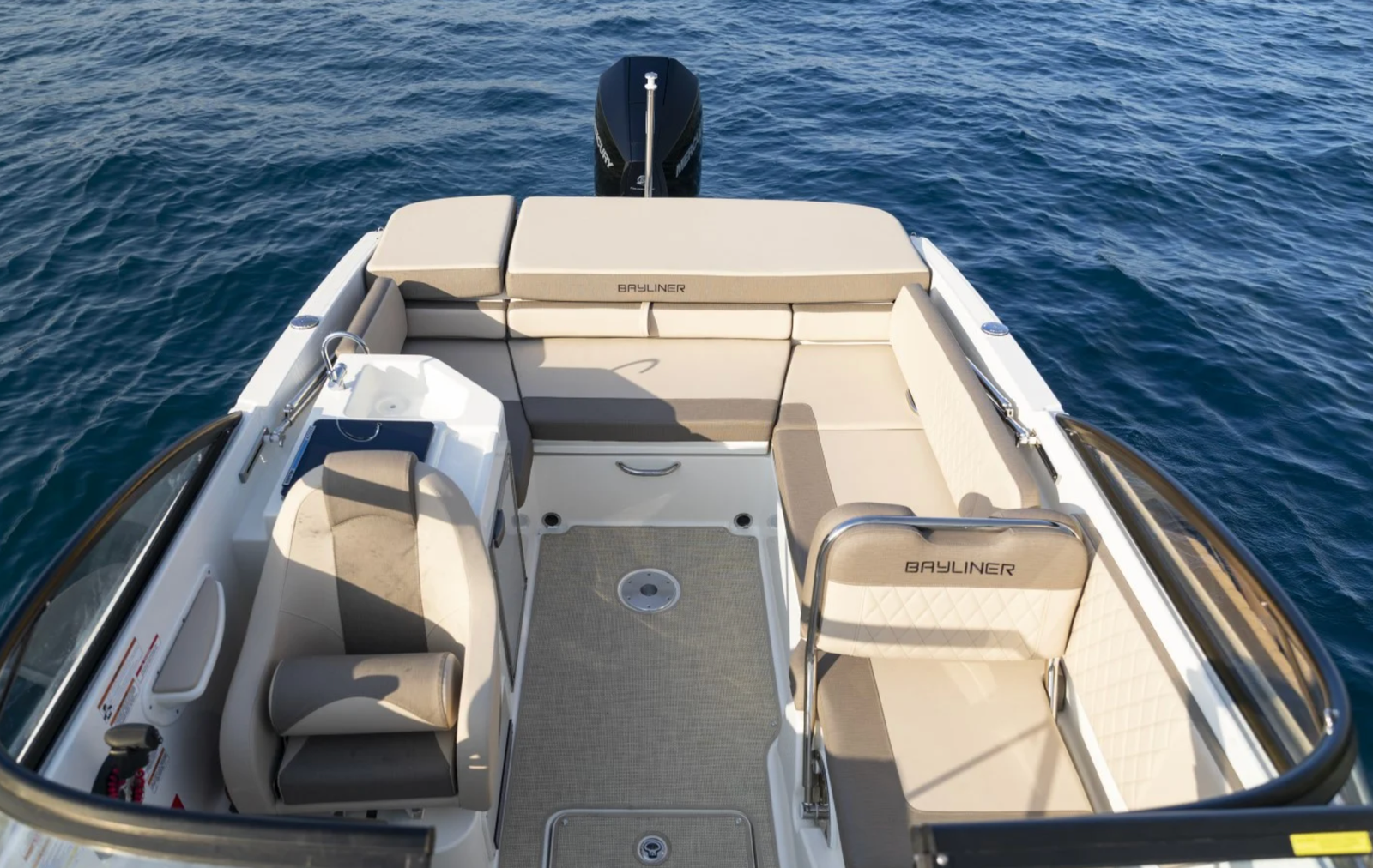 Bayliner VR6 galinė poilsio zona